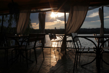 Кафе на берегу Днепра